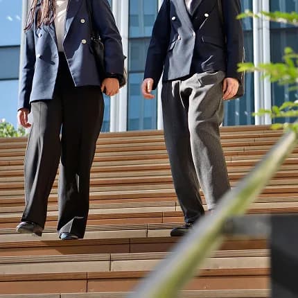 階段を歩く中部流通株式会社の社員